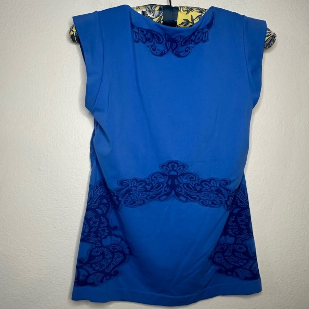 Athleta Blue Blouse Stretchy Form Fitting Tight Size Medium Casual Summer